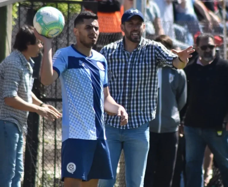 Time Montevideo City Torque em campo, comemorando