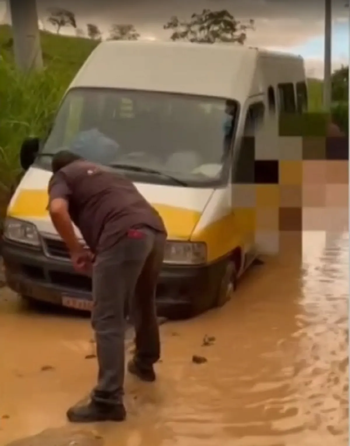 Motorista enfrentando lama e dificuldades na RJ-198, Noroeste Fluminense