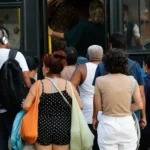 Mulheres e outros passageiros em transporte público seguro no Rio de Janeiro, com a nova lei contra assédio