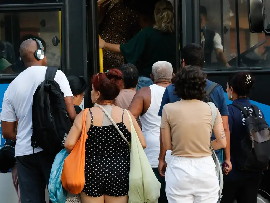 Mulheres e outros passageiros em transporte público seguro no Rio de Janeiro, com a nova lei contra assédio