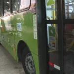 Pessoas em transporte público no Rio de Janeiro com ícone de proteção, simbolizando a nova lei contra assédio sexual e moral.