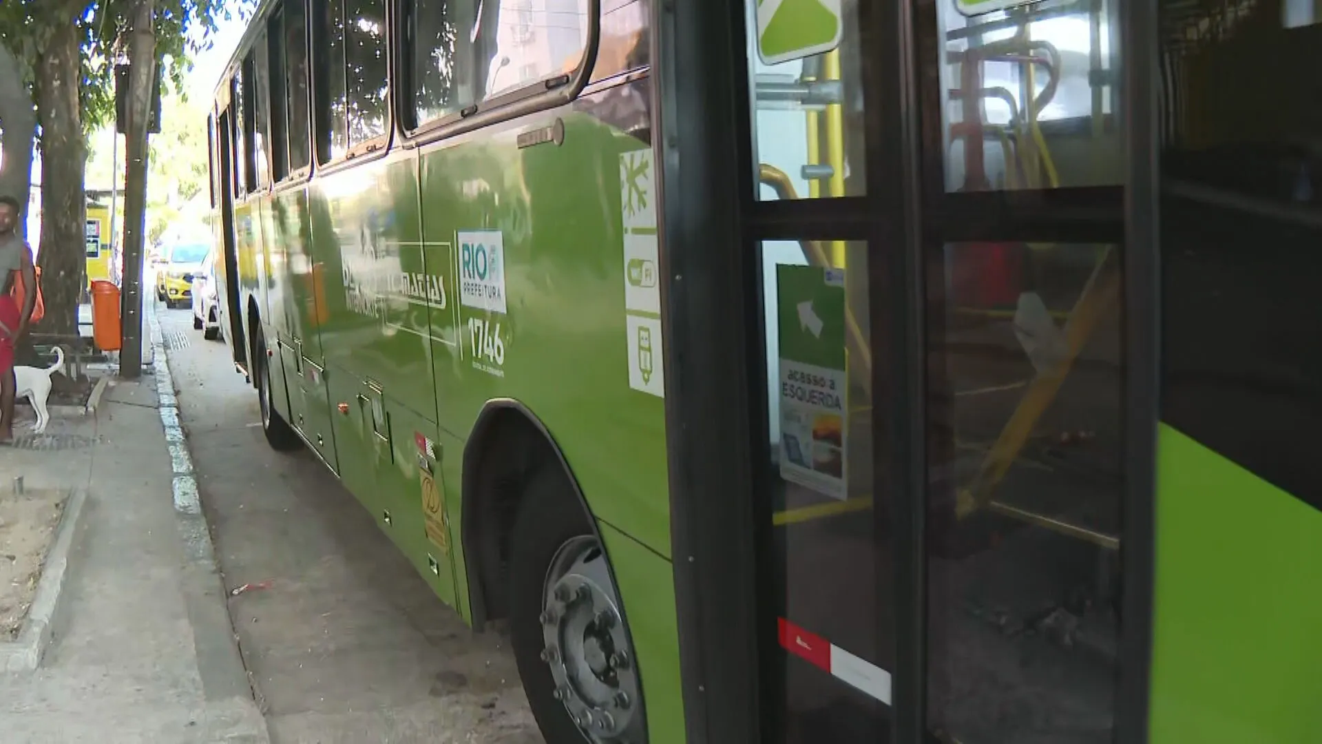 Pessoas em transporte público no Rio de Janeiro com ícone de proteção, simbolizando a nova lei contra assédio sexual e moral.