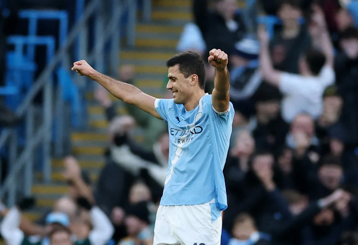 Rodri em campo, cansado, discutindo o calendário de jogos do futebol europeu