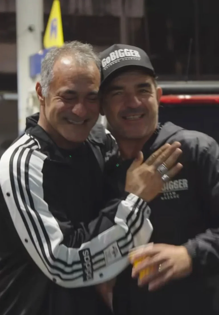 Rodrigo Koxa e Vitor Faria no podcast Aloha, discutindo surfe de ondas gigantes e recordes em Nazaré.