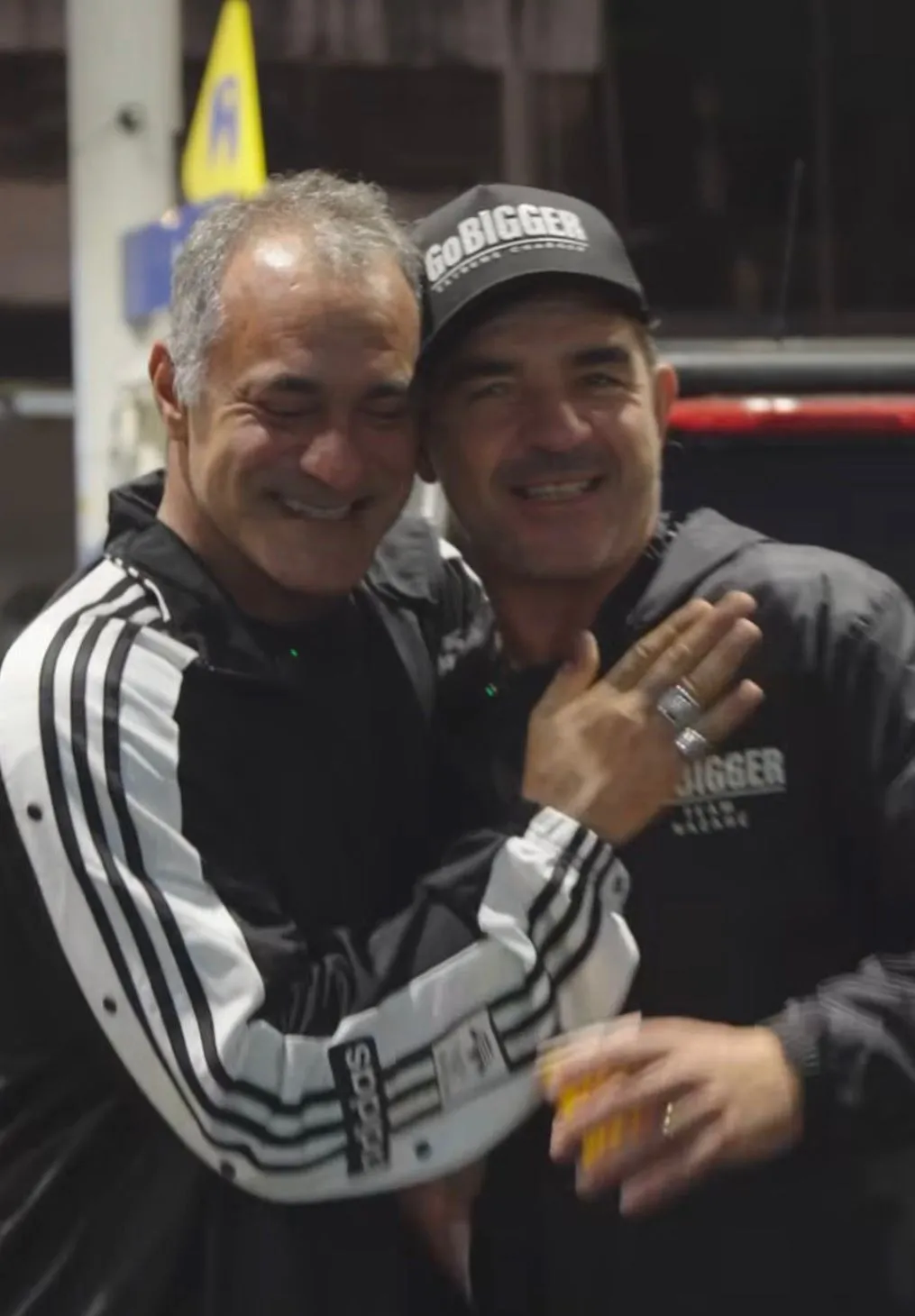 Rodrigo Koxa e Vitor Faria no podcast Aloha, discutindo surfe de ondas gigantes e recordes em Nazaré.