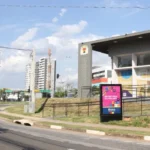Prédio da Prefeitura de Sorocaba com bandeira do Brasil, representando as trocas de secretários