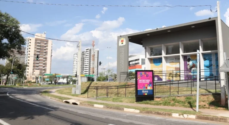 Prédio da Prefeitura de Sorocaba com bandeira do Brasil, representando as trocas de secretários