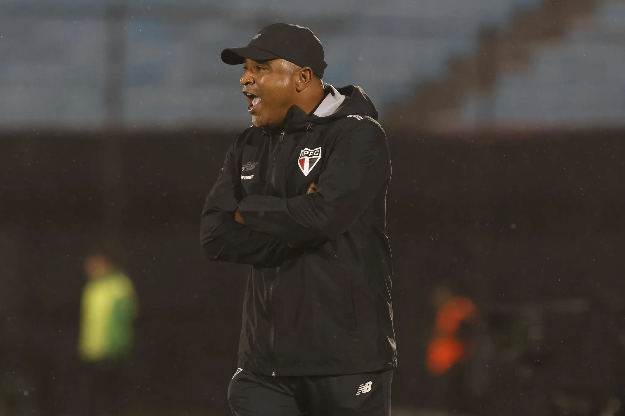 Partida do São Paulo na Sul-Americana sob chuva forte e vento contra o Boston River