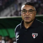Roger Machado, técnico do São Paulo, em campo após a vitória por 1 a 0 sobre o Mirassol pelo Brasileirão.