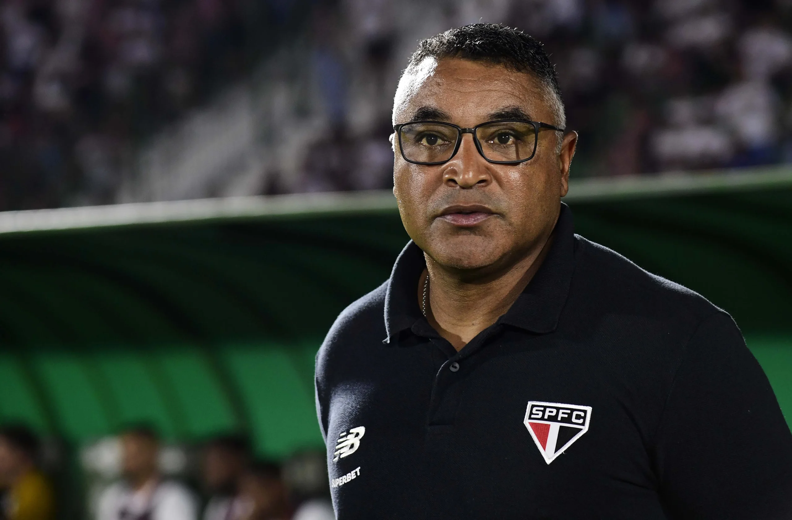 Roger Machado, técnico do São Paulo, em campo após a vitória por 1 a 0 sobre o Mirassol pelo Brasileirão.