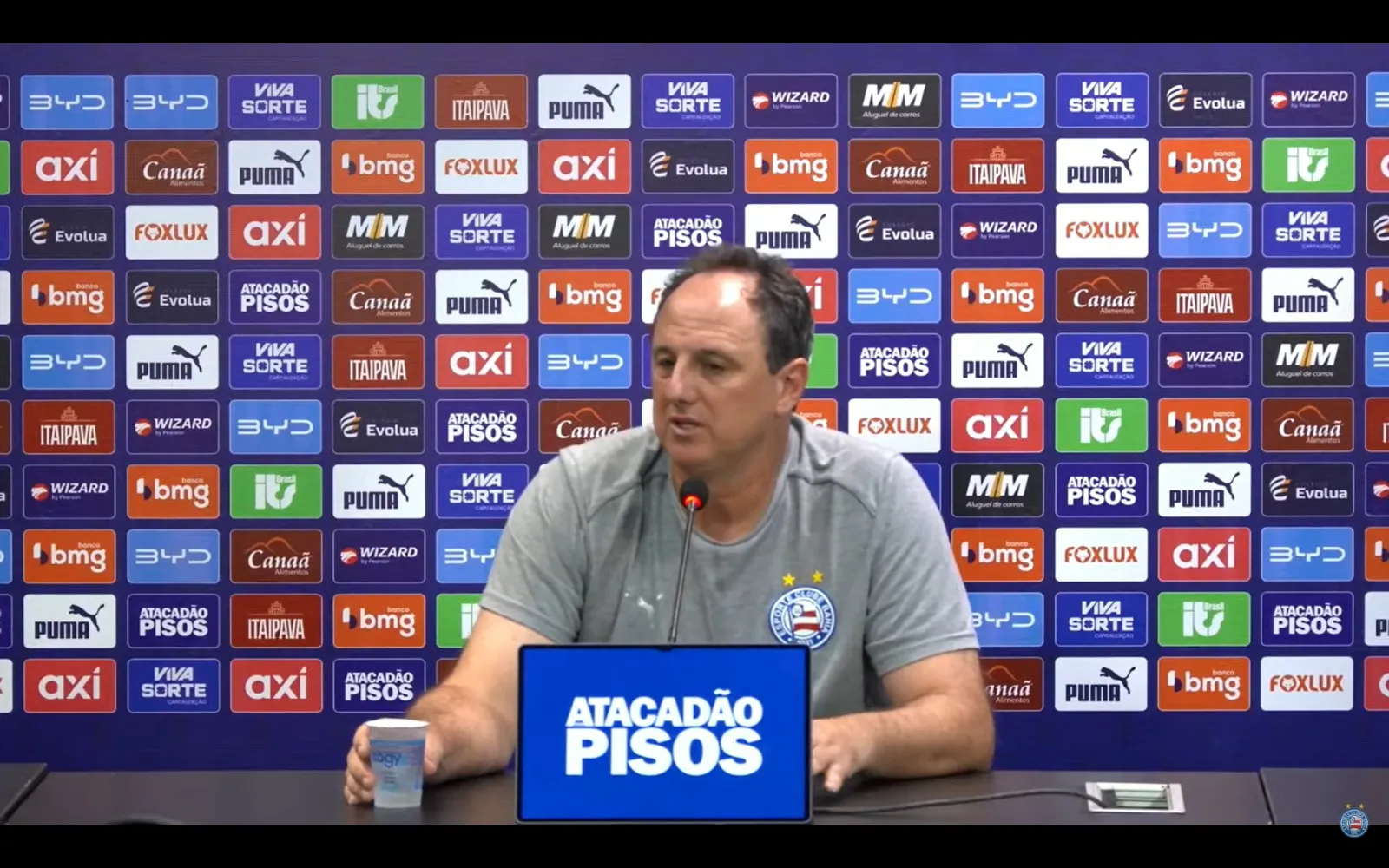 Rogério Ceni criticando arbitragem, técnico do Bahia, reclamação de Rogério Ceni, VAR em jogo do Bahia e Palmeiras.