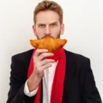 Multidão animada em evento cultural com shows e teatro no Alto Tietê