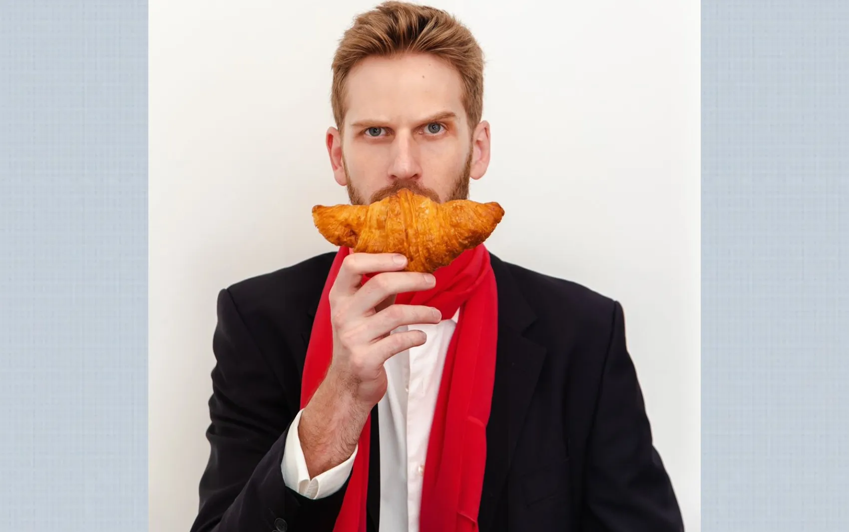 Multidão animada em evento cultural com shows e teatro no Alto Tietê