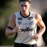 Rollheiser, jogador do Santos, correndo com a bola em campo