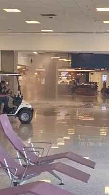 Água jorrando do teto no embarque internacional do Galeão