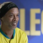 Ronaldinho Gaúcho e Neymar Jr. com a camisa da Seleção Brasileira