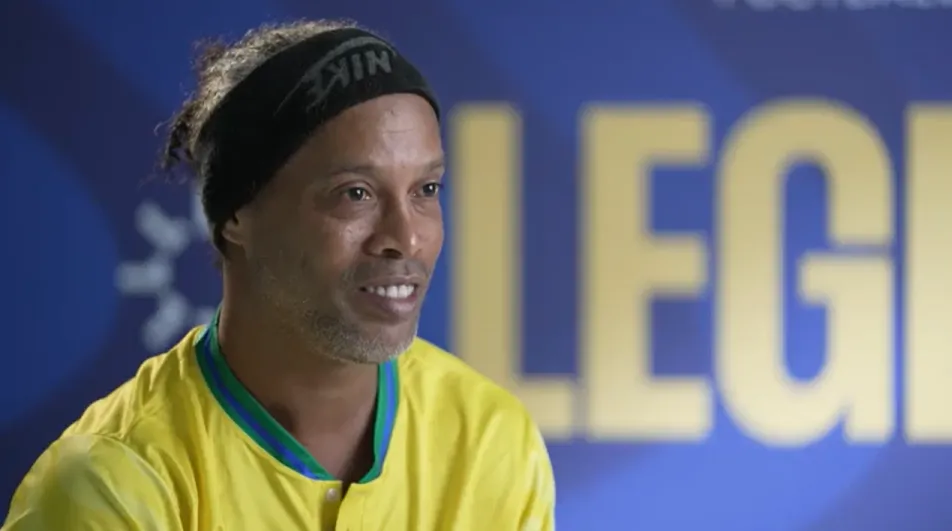 Ronaldinho Gaúcho e Neymar Jr. com a camisa da Seleção Brasileira