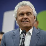 Ronaldo Caiado, candidato à presidência, em momento de discurso e interação com o público.
