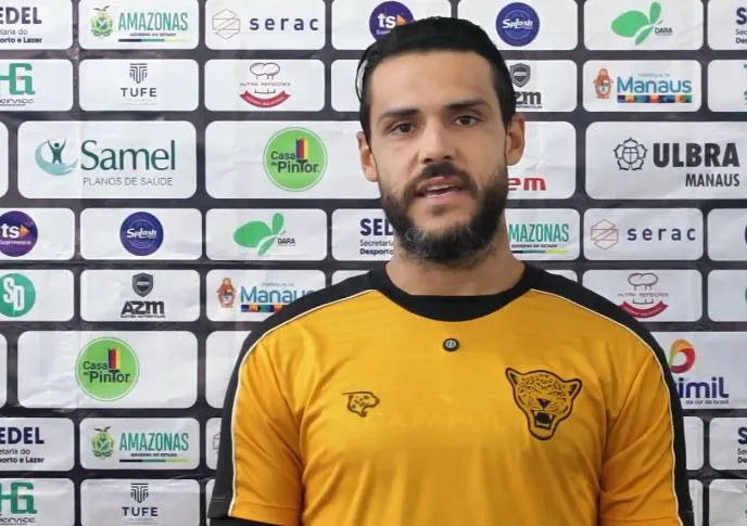 Ronaldo (jogador do Amazonas) comemorando gols