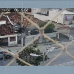 Viaturas da Polícia Militar patrulham rua em Madureira, RJ, após aumento de roubos de veículos.