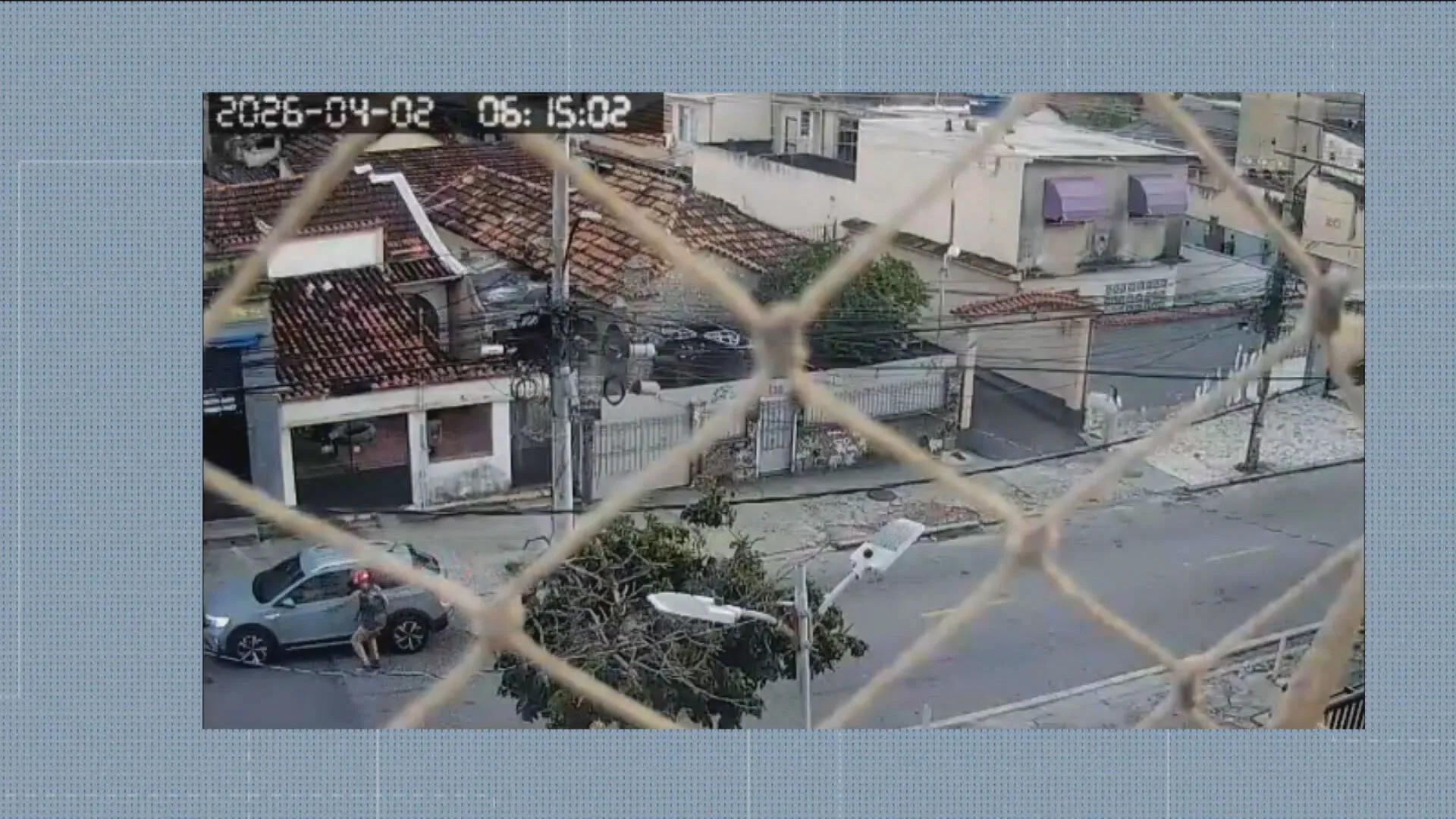 Viaturas da Polícia Militar patrulham rua em Madureira, RJ, após aumento de roubos de veículos.