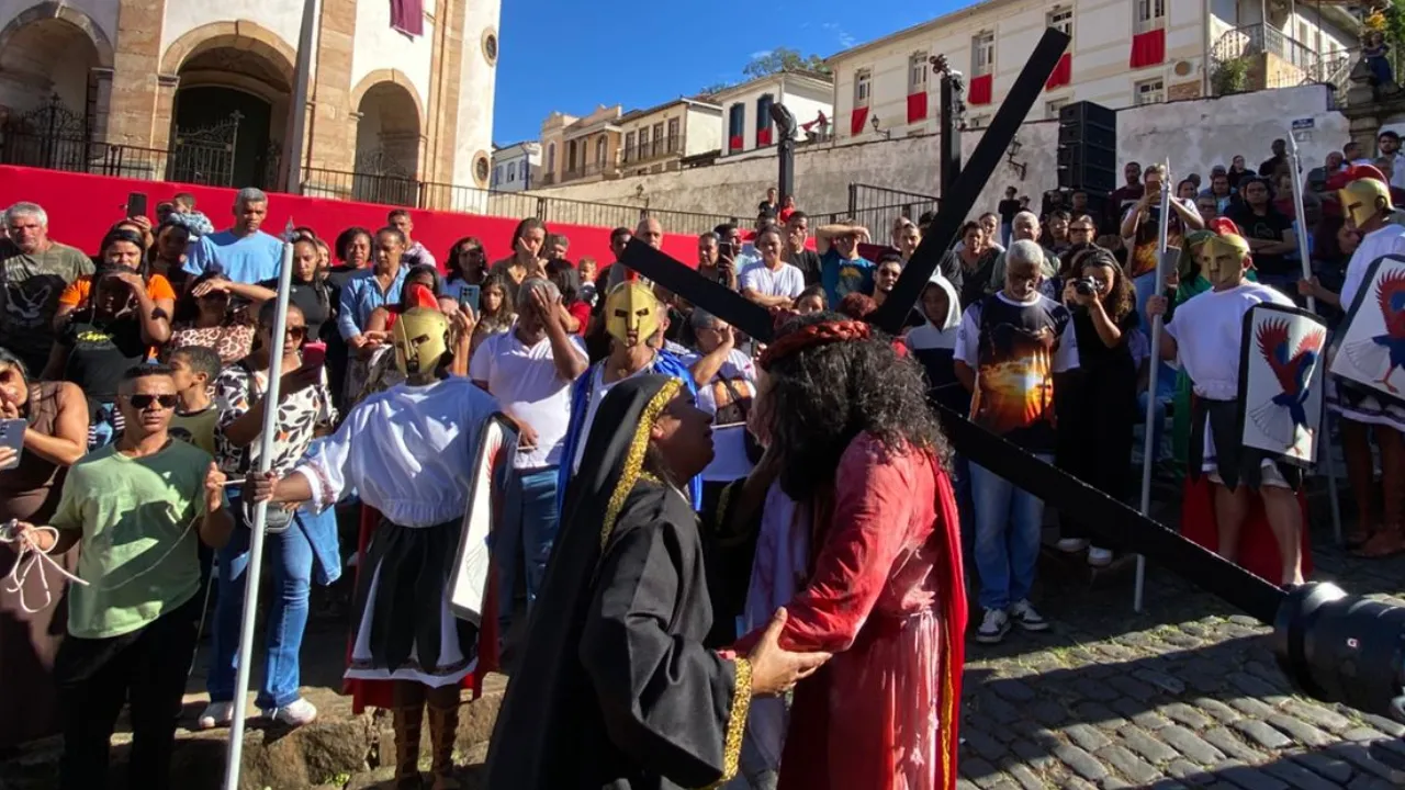 Via-Sacra em Ouro Preto nas ruas históricas, procissão de Sexta-feira da Paixão, fiéis em Ouro Preto, celebração da Semana Santa em Minas Gerais