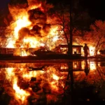 Bombeiros e equipes de resgate em área civil destruída por ataques russos na Ucrânia