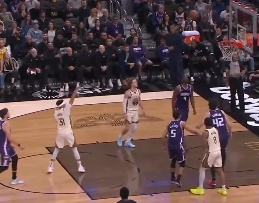 Imagem de jogadores da NBA em quadra, Kings e Warriors, durante lance questionável.