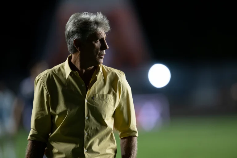Renato Gaúcho em campo de treino com jogadores do Vasco, focado em táticas e preparação física.