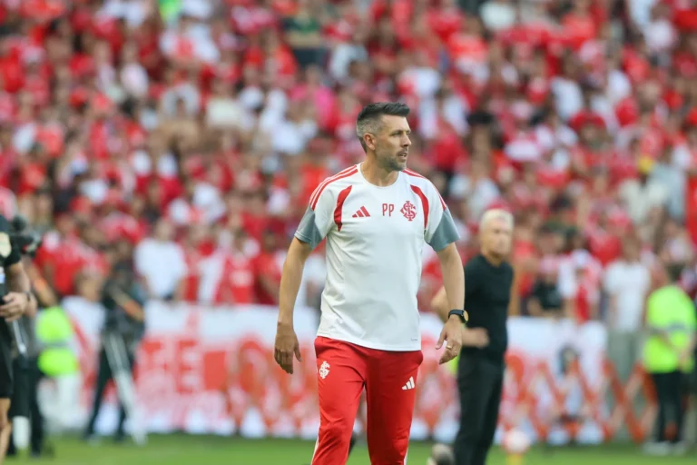 Paulo Pezzolano, técnico do Inter, em coletiva de imprensa, falando sobre o Gre-Nal.