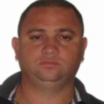 Acidente grave com explosão de carreta na Via Dutra, Barra Mansa, com equipes de resgate trabalhando e fumaça no local.