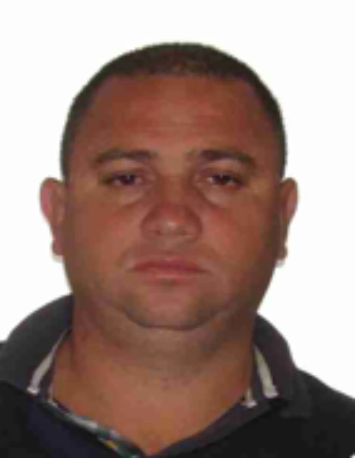 Acidente grave com explosão de carreta na Via Dutra, Barra Mansa, com equipes de resgate trabalhando e fumaça no local.