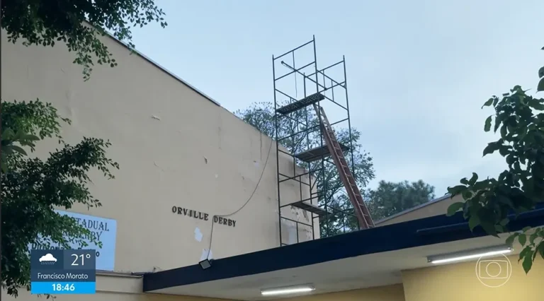 Sala de aula danificada por problemas estruturais em escola estadual de SP