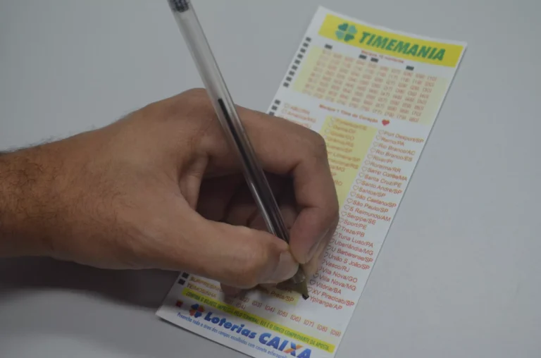 Logos Sampaio Corrêa e MAC em estádio com dinheiro da Timemania