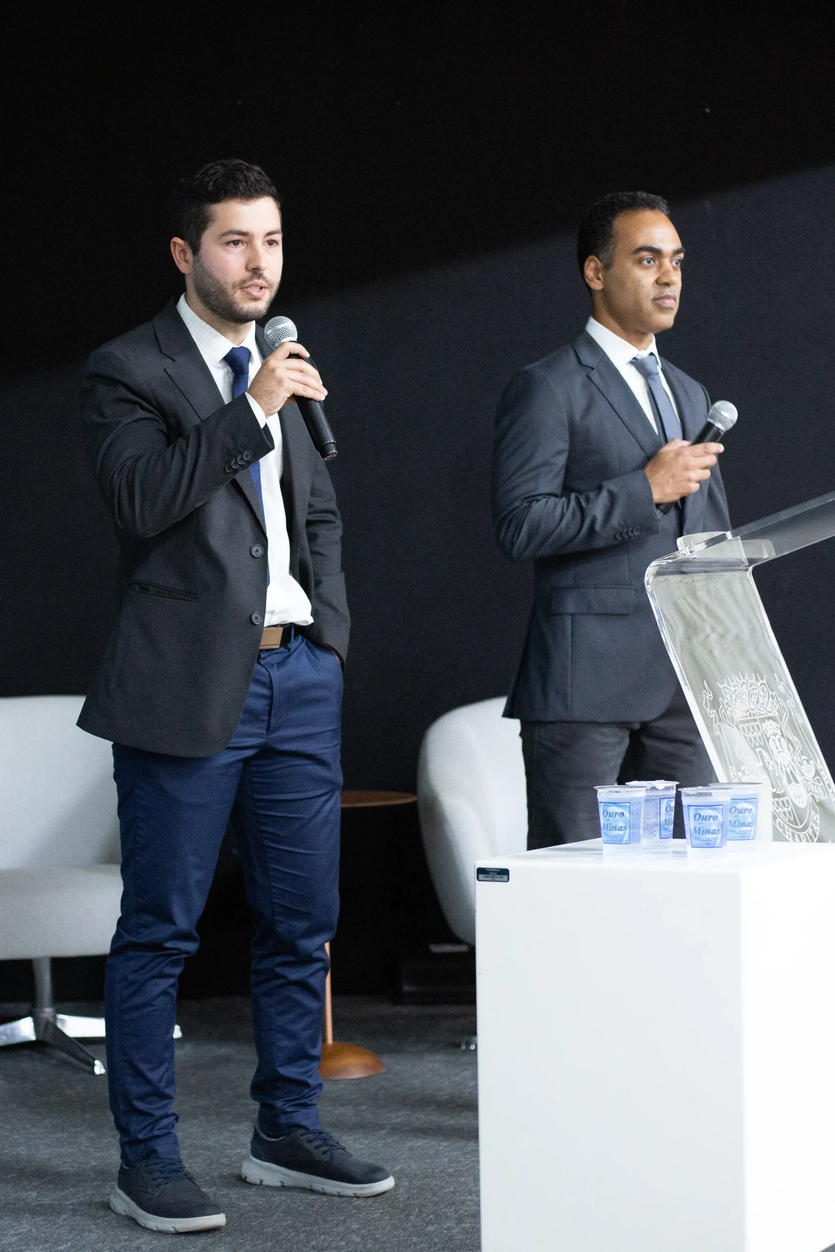 Robô cirúrgico CUVIS-Joint realizando cirurgia de prótese de joelho