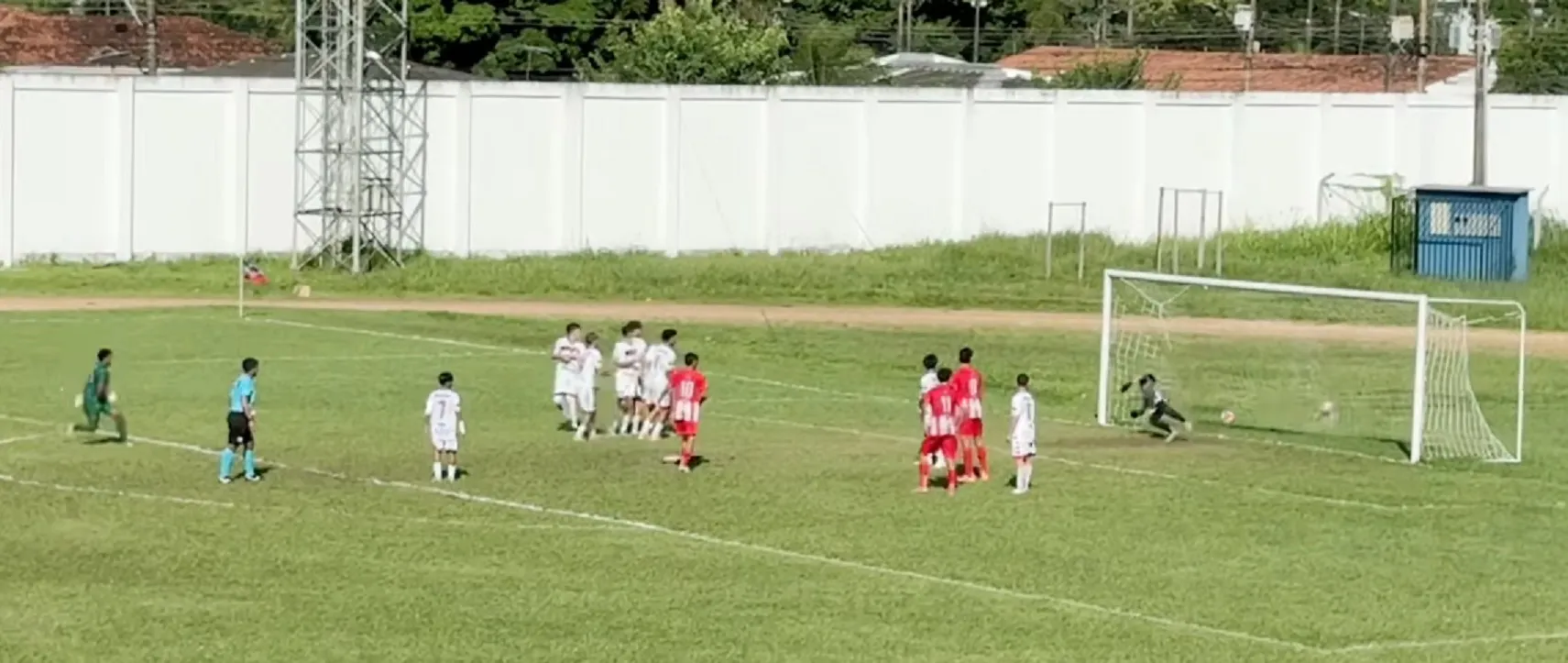 Goleiro Felipe Gabriel marcando gol de falta Copa do Brasil Sub-15