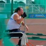 Atletas paralímpicos de Santos competindo em diversas modalidades no Circuito Brasileiro, com Beth Gomes, Daniele Vitória e Vanessa Cristina em destaque.