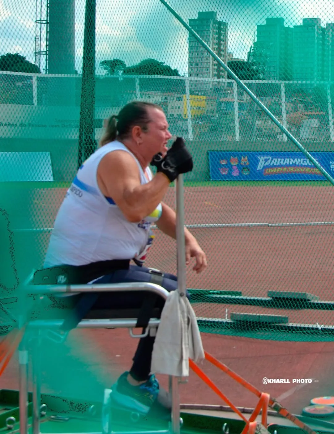 Atletas paralímpicos de Santos competindo em diversas modalidades no Circuito Brasileiro, com Beth Gomes, Daniele Vitória e Vanessa Cristina em destaque.