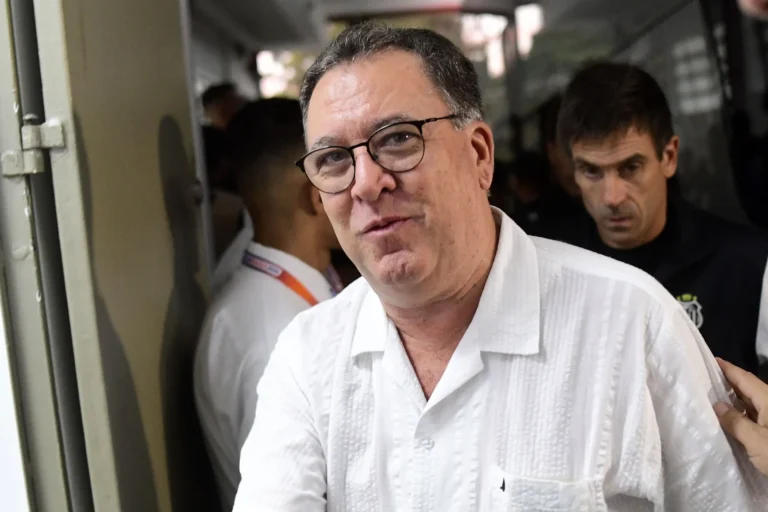 Diretores do Santos e jogadores em reunião para resolver pagamentos atrasados