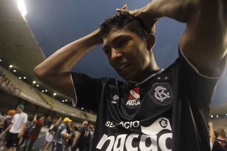 Rony, jogador do Santos, em jogo contra o Remo, seu antigo clube