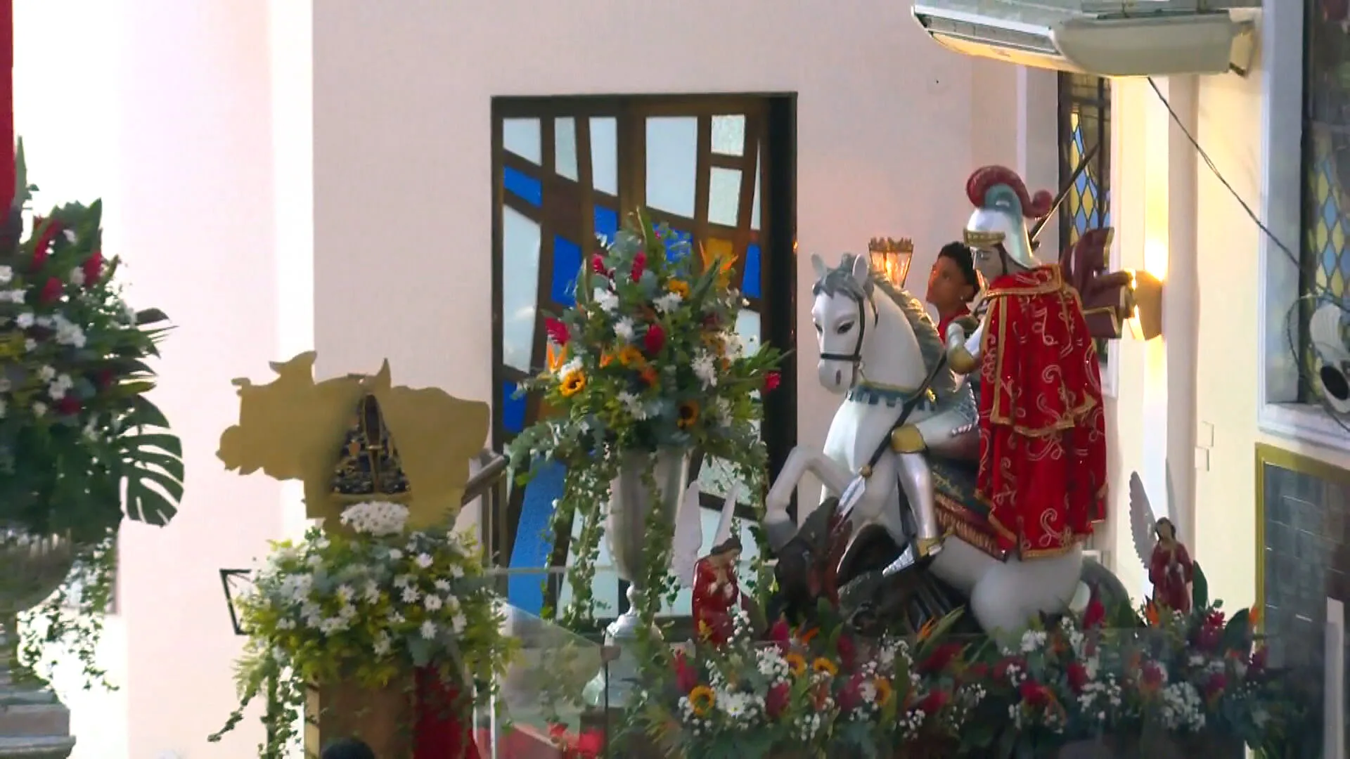 Pessoas utilizando transporte público no Rio de Janeiro durante o feriado de São Jorge