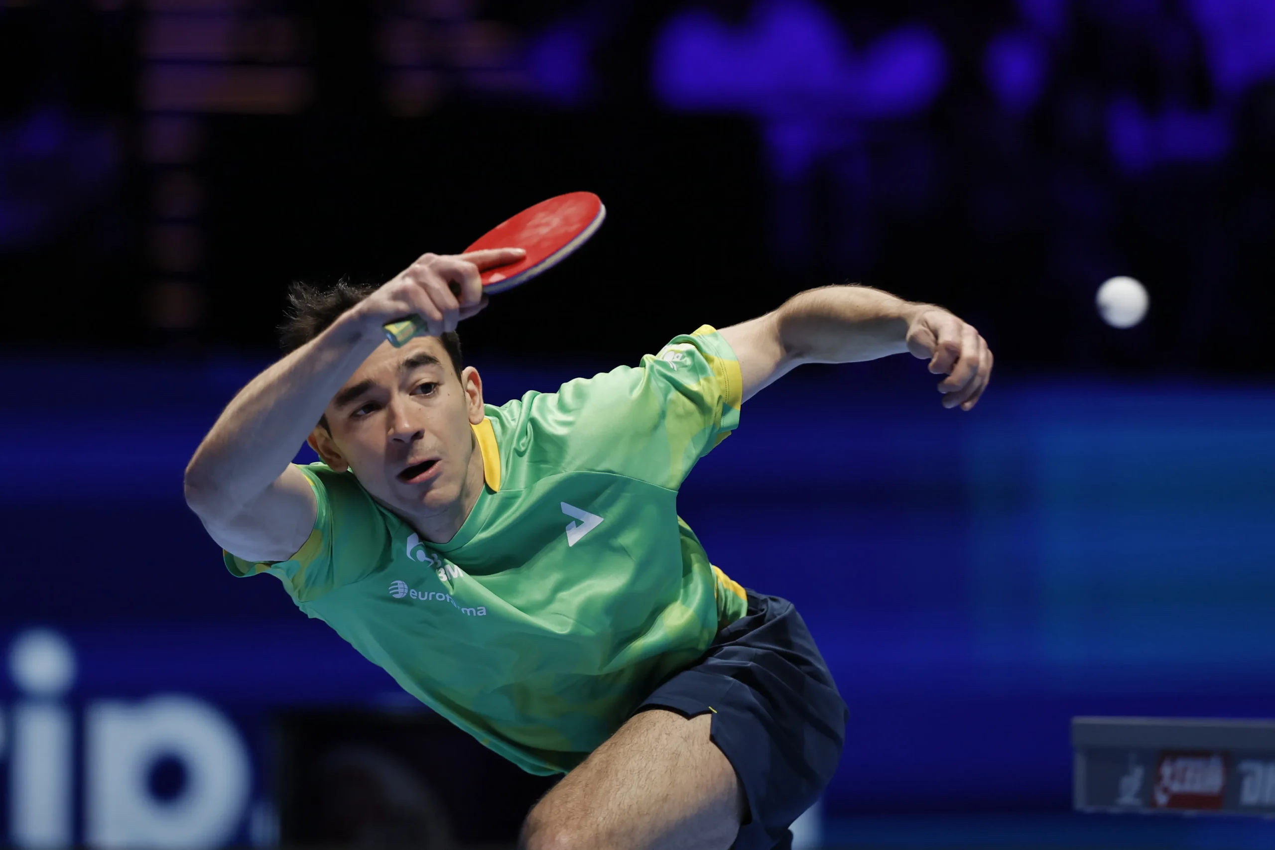 Hugo Calderano e Bruna Takahashi jogando tênis de mesa no WTT Star Contender Brasil