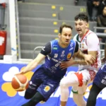 Jogadores do São José NBB em quadra durante jogo de basquete