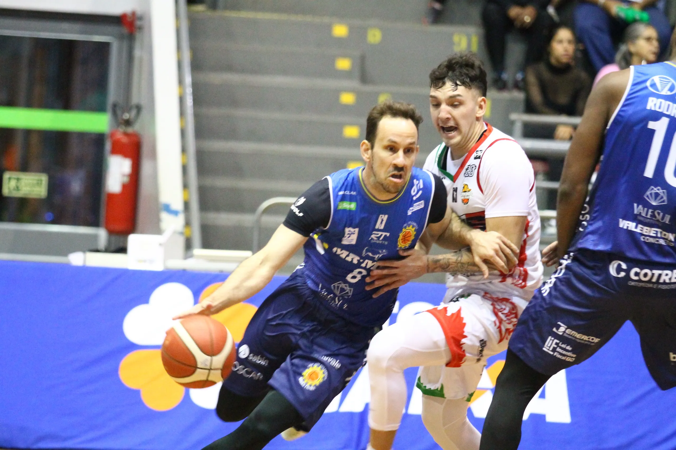Jogadores do São José NBB em quadra durante jogo de basquete