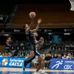 Partida de basquete NBB São José contra Caxias do Sul, jogadores em quadra disputando a bola.