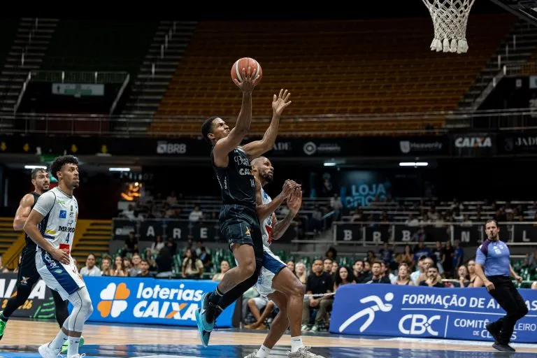 Partida de basquete NBB São José contra Caxias do Sul, jogadores em quadra disputando a bola.