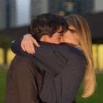 Saory Cardoso e Dudu Camargo juntos, discutindo a pressão para engravidar