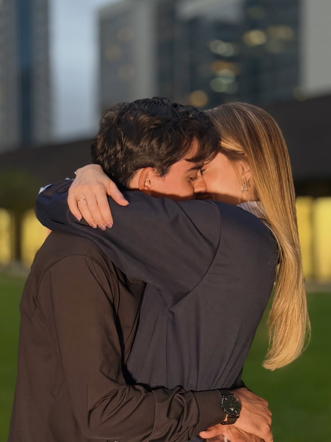 Saory Cardoso e Dudu Camargo juntos, discutindo a pressão para engravidar