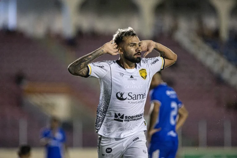 Schiappacasse e Fabiano em campo, comemorando gol do Amazonas na Série C