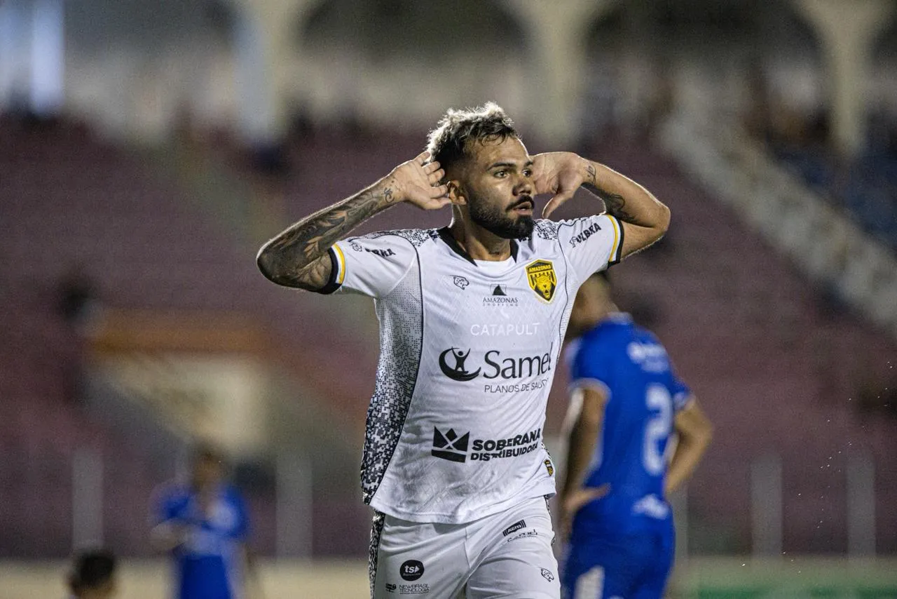 Schiappacasse e Fabiano em campo, comemorando gol do Amazonas na Série C